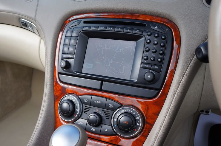 おしゃれな車の運転席