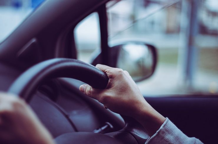 ハンドルを握る手